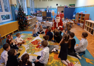 Dzieci podczas odwiedzin Mikołaja.